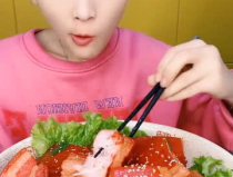 小姐姐深夜吃红烧肉视频,小姐姐红烧肉大满足