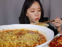 韩国小姐姐吃美食鱼子酱,鱼子酱的奢华滋味之旅